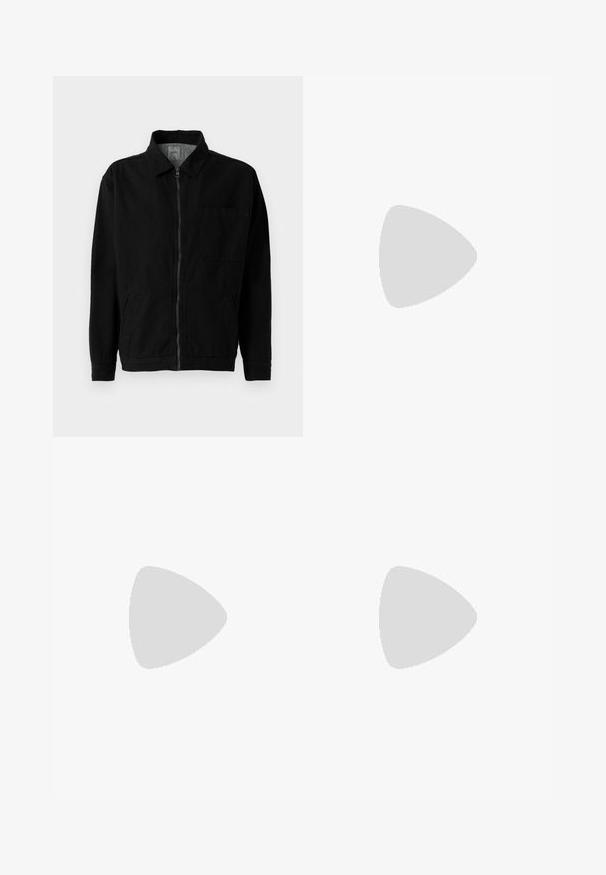 Zwarte jas van een katoenmix met een rits aan de voorkant, puntslurige kraag en een borstzak. Bevat zijzakken en lange mouwen.; Grijze katoenen t-shirt in een blend met zwarte Nike-logo; heeft een klein Nike-label aan de zijkant bij de zoom; eenvoudig ontwerp, korte mouwen.; Groene cargobroek met rechte pasvorm, gemaakt van katoen, met zijzakken en knoopsluiting voor functionaliteit. Soepele textuur, casual ontwerp.; Witte leren sneakers met perforaties, ronde neus, vlakke zool en dikke veters, met een zichtbare swoosh-logo en "AIR" op de hiel.
