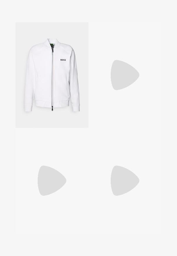 Witte bomberjack met een rits aan de voorkant, ribgebreide manchetten en kraag. Beschikt over twee zijzakken en een zwart logo op de linkerborst.; Zwarte korte mouwen T-shirt van een gladde katoenmix, met een ronde halslijn en een minimalistisch ontwerp zonder patronen of accenten.; Zwarte katoenen broek met een rechte pasvorm, voorzien van een knoopsluiting, riemlussen en een minimalistisch ontwerp. Glad van structuur, zonder patronen.; Zwarte leren sneaker met lage schacht, zwarte veters en off-white zool, weergegeven in zijprofiel op een witte achtergrond.