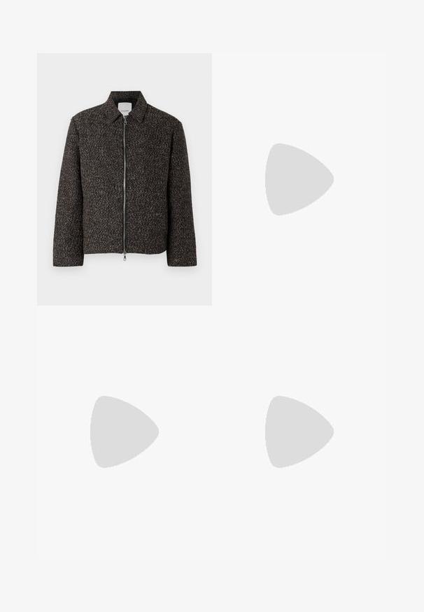 Bruine textuurjack met een ritssluiting, opstaande kraag en lange mouwen. Heeft een geborstelde stof en een iets verkorte snit.; Zwarte katoenen t-shirt met een ronde halslijn, korte mouwen en een relaxte pasvorm. Glad textuur en geen zichtbare patronen of accenten.; Zwarte broeken van gladde stof, met een recht model, twee voorknikken en een standaard tailleband met riemlussen.; Zwarte leren instapper met een gladde afwerking, voorzien van een gestikt ontwerp en een decoratieve metalen kettingaccent over de wreef. Platte hak.