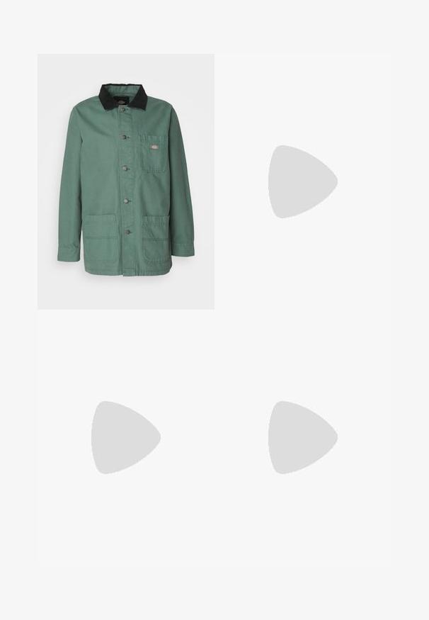 Dickies UNLINED CHORE COAT - Kratek plašč - dark forest; Bela dolgimi rokavi majica iz bombaža. Oblika s krožnim izrezom z rebrastimi manšetami in majhnim logotipom na levi rokavu. Gladka tekstura.; Zelene kordne hlače s ravnim krojem, ki imajo pet žepov, kovinski gumb za zapiranje in teksturirano rebrasto površino.; Črni platneni športni copat z belimi vezalkami, bež gumijastim podplatom in rdečim poudarkom na peti. Okrogla konica in minimalni detajli šivanja.