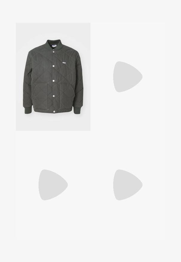 Obey Clothing DEVON JACKET - Mezisezónní bunda  - chimera; Černá mikina vyrobená z měkkého materiálu, s kulatým výstřihem, dlouhými rukávy a žebrovanými manžetami. Má malé bílé logo na hrudi.; Černé cargo kalhoty s rovnou nohavicí. Vyrobené z odolného materiálu, obsahují dvě boční kapsy se zapínáním na klopu a knoflíkový zip.; Černé tenisky s červenými pruhy, z materiálů semiš a kůže, zaoblená špička, ploché šňůrky, strukturální gumová podrážka a zlaté detaily.