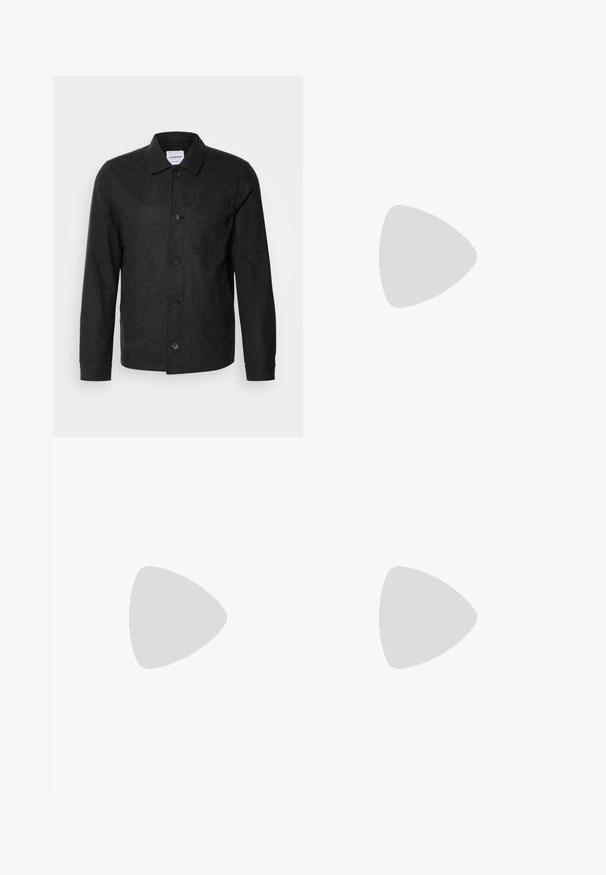 Lindbergh CROPPED LENGTH OVERSHIRT JACKET - Jachetă de vară - black melange; Două cămăși cu mânecă scurtă: una complet neagră, iar cealaltă albă cu dungi verticale negre. Ambele au închidere cu nasturi și un guler clasic.; Pantaloni negri din denim cu croială dreaptă, design cu cinci buzunare și închidere frontală cu nasture. Textură netedă cu detalii de cusătură minime.; Mocasini din piele neagră cu vârful rotunjit, având un design cusut, talpă joasă și o talpă din cauciuc texturat, cu crampoane.