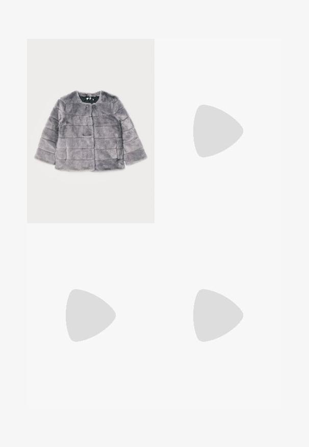 Graue Kunstfelljacke mit boxy Form, rundem Ausschnitt und einer Frontverschlusste. Sie hat horizontale Stepplinien und eine weiche Textur.; Schwarzes Langarmhemd mit kragenförmigem Halsausschnitt, mit einem zerknitterten Textur, voller Knopfleiste und Manschetten. Hergestellt aus einem glatten Stoff.; Schwarze Hosen aus glattem Stoff mit hoher Taille, weitem Bein, vorderen Falten und klassischen Gürtelschlaufen. Keine sichtbaren Seitentaschen.; Stuart Weitzman BENNI - Riemensandalette - black