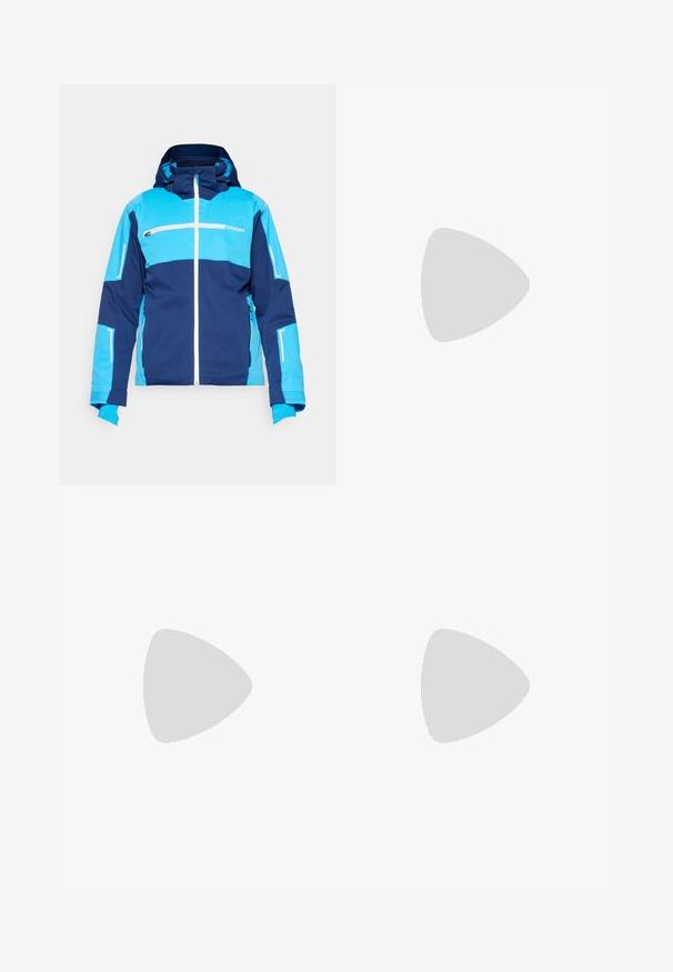 Spyder TITAN JACKET - Slidinėjimo striukė - true navy; Balta medvilninė marškinėliai trumpomis rankovėmis, apvaliu kaklu ir krūtine kišene su daugiaspalvio sportbačio logotipu. Minkšta tekstūra, laisvas kirpimas.; Juodi, su elastiniu juosmeniu sportiniai kelnės su laisvu siluetu, suapvalintais kulkšnimis, lygia tekstūra ir be matomų raštų ar metalinių akcentų.; Balti ir pilki sportiniai bateliai su juodais akcentais, su banguotu dizainu ant padų ir tekstūruota viršutine dalimi. Dėvimi su rudomis kelnėmis.