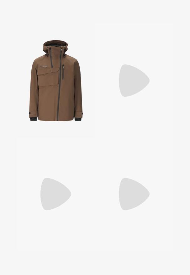 Ruskea vedenpitävä takki, jossa on korkea kaulus, säädettävä huppu, etutasku ja vetoketjullinen rintatasku. Sisältää mustia yksityiskohtia ja hihansuita.; Valkoinen lihaksen istuvuus t-paita, joka on valmistettu puuvillasta. Pyöreä kaula-aukko, lyhyet hihat, sileä rakenne. Pieni musta logotagi helman kohdalla. Yksinkertainen muotoilu.; Tummansinisiä farkkuja, joissa on suora leikkaus, viisi taskua, kontrastiväriset oranssit tikkaukset ja napitus. Ei näkyviä kuvioita tai koristeita.; Valkoinen nahkainen nilkkuri mustalla pehmustetulla kauluksella, kultaisilla metallisilla rei'illä, valkoisella ompeluksella ja jykevällä kumipohjalla, jossa on selvästi näkyvät urat.