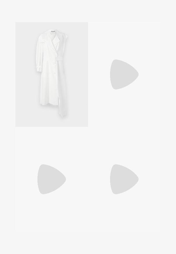 Bílý trenčkot s dvojitým zapínáním, páskem v oblasti pasu, širokým límcem a jedním dlouhým rukávem. Vyrobeno z hladkého materiálu.; Béžové tričko s krátkým rukávem, žebrovaným materiálem a kulatým výstřihem, s viditelnými švy na rukávech a výstřihu, položeno na bílém pozadí.; Hnědé široké kalhoty s plochým pasem, bez viditelných kapes nebo zapínání, zobrazené na bílém pozadí.; Hnědé kožené otevřené lodičky na vysokém podpatku s elegantním designem, které mají široký přední pás a štíhlý jehlový podpatek.; Pár nepravidelných oválných náušnic z kovu pozlaceného zlatem s texturovaným, mírně kladivkovým povrchem na bílém pozadí.