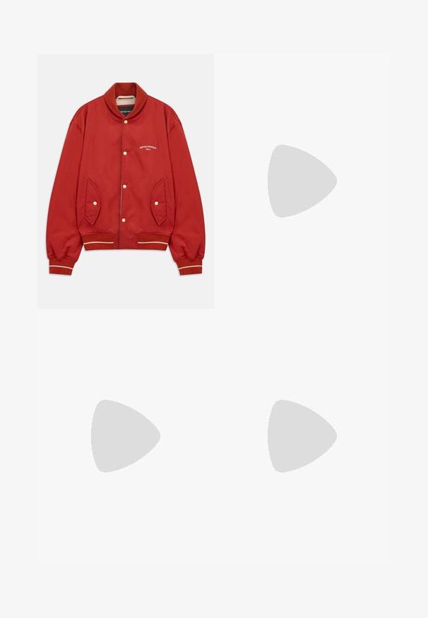 Piros bomber dzseki gombos elülső résszel, bordás gallérral és mandzsettákkal, oldalsó zsebekkel és fehér Emporio Armani Milano logóval a mellkason.; Fehér pamut póló rövid ujjal, kerek nyakú, laza szabású, és nincsenek látható logók vagy minták. Simább textúra és minimalista dizájn.; Fekete jogger nadrág puha anyagból, hajlékony derékkal és zsinórral, bordás mandzsettákkal és kis logóval a bal combon.; Fehér bőr sportcipők perforációval, kerek orral, lapos talppal és vastag fűzőkkel, látható swoosh logóval és "AIR" felirattal a sarokrészen.