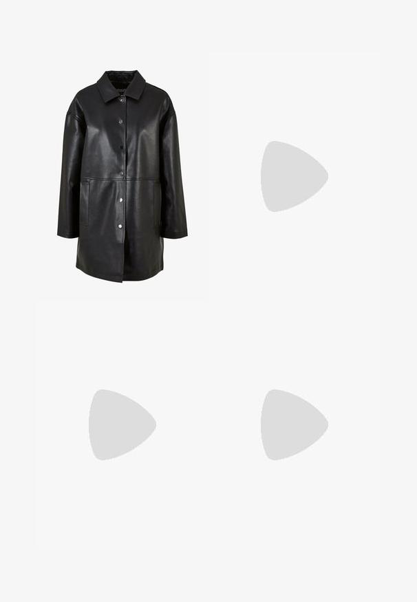 Cappotto di pelle nera con un colletto, bottoni a pressione, tasche laterali e un design morbido e aderente con una trama liscia.; Top camicetta marrone a pois con spalline sottili regolabili, dotato di scollo a V profondo e texture arricciata in vita. Finitura in tessuto liscio.; Jeans in denim azzurro chiaro con taglio dritto, design a cinque tasche, cuciture a contrasto e una vita classica con chiusura a bottone.; Stivali alti al ginocchio in pelle marrone con finitura liscia, pannello in tessuto a contrasto, dettaglio con fibbia alla caviglia e tacco basso a blocco.; Occhiali da sole neri con lenti ovali semi-senza montatura. Montatura lucida e bracci eleganti. Lenti scure con dettagli hardware minimi.; Borsa hobo in pelle nera con design morbido, ampia tracolla e texture liscia. Presenta una chiusura con zip laterale.