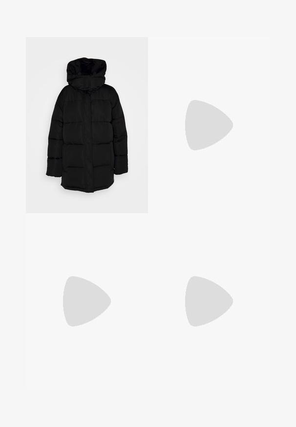 Svart boblejakke med hette, med quiltet design og frontglidelås, laget av et glatt og lett stoff.; Svart t-skjorte med høy hals og korte ermer, laget av lett stoff med en glatt tekstur og en tettsittende passform, med en høy utringning.; Agolde HARPER CROP - Wide leg - blue; Svart skinnballettflatt med rund tå, glatt tekstur, minimal sømdetalj, og et fleksibelt såledesign.