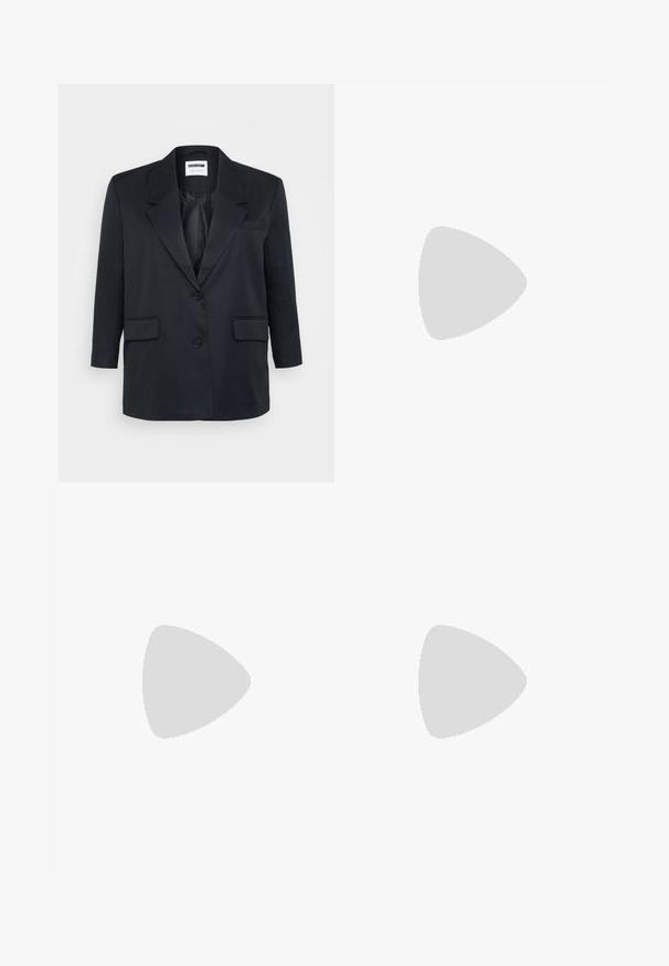 Crni sako s jednim gumbom, dugim rukavima, klapnama i dva prednja džepa. Glatka tkanina i strukturirani dizajn.; Crna, tijelu prianjajuća haljina dugih rukava s asimetričnim izrezom i nabranim detaljem sa strane, izrađena od rebraste tkanine.; Zlatni metalik slingback sandali s šiljatim vrhom i debelim potpeticama. Glatka tekstura, minimalistički dizajn i uski remen.; Crna kožna hobo torba s glatkom teksturom, zakrivljenim oblikom i jednom podesivom trakicom; ima širok otvor na vrhu.