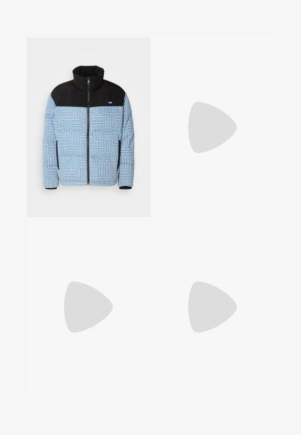 HUGO BYRES - Ziemas jaka - navy; Melnā augstā kakla džemperis, kas izgatavots no mīksta materiāla, ar garām piedurknēm un pieguļušu piegriezumu. Ribota apdare ap apakšu un piedurknēm. Vienkāršs dizains.; Melni šaurie džinsi ar piecām kabatām un pogu aizdari, izlikti uz balta fona.; Melna āda sašūta kurpe ar noapaļotu purngalu, gludu tekstūru, minimālu šuvju skaitu un zemu gumijas papēdi. Logo uz papēža.