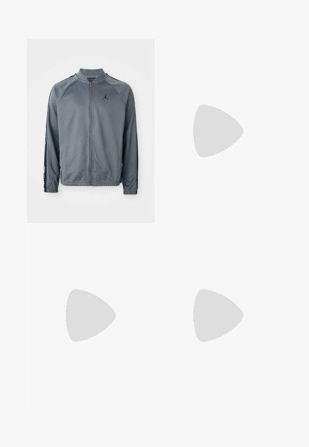 Casaco desportivo cinza com fecho zip completo, listras laterais pretas e pequeno logótipo Jumpman preto no lado esquerdo do peito.; T-shirt de algodão preto da Nike com um clássico decote redondo, mangas curtas e um logótipo em relevo discreto no peito. Textura suave.; Calças casuais pretas com cordão na cintura, com bolsos laterais e corte reto, sobre um fundo simples.; Sapatilhas desportivas pretas com tecido texturizado e solas em borracha, apresentando atacadores elásticos e um detalhe azul no calcanhar. Usadas com calças de ganga claras.