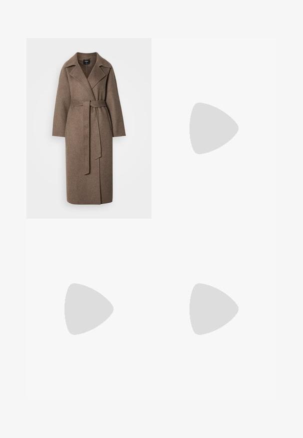 Lungo cappotto di lana marrone con ampi risvolti e una cintura coordinata legata in vita, esposto su uno sfondo chiaro e semplice.; T-shirt azzurro chiaro a maniche corte con colletto rotondo. Presenta un tessuto morbido, maniche raglan e un logo bianco sulla parte superiore sinistra del petto.; Pantaloni cargo in nylon nero con zip rimovibile, polsini regolabili, molteplici tasche e un logo sulla gamba destra. Tessuto liscio e leggero.; Scarpa da trekking leggera verde con materiali in rete e gomma, suola antiscivolo nera, accenti rosa e arancioni e punta rinforzata.