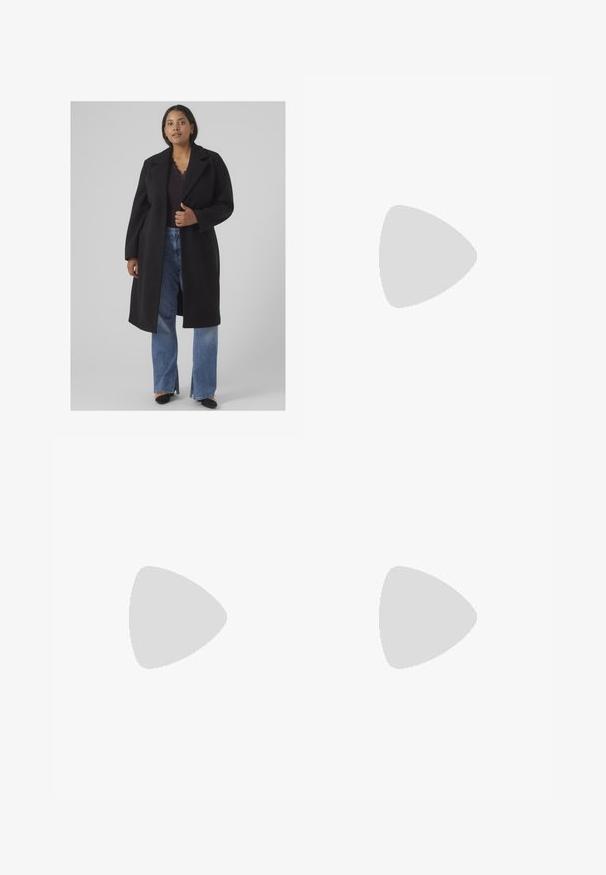 Cappotto lungo nero con colletto a rever, vestibilità ampia e design dritto, indossato sopra un top nero e abbinato a jeans a campana blu chiaro.; Abito verde glitter con una silhouette aderente, scollatura a V, sottili spalline nere e uno spacco laterale. Il tessuto ha una texture luccicante.; Sneaker alte nere con lacci bianchi e puntale in gomma. Suola bianca spessa con suola esterna marrone strutturata, indossate con calze a righe blu navy.; Orecchini a cerchio in oro con finitura lucida, caratterizzati da un design arrotondato e chiusura a gancio. Texture elegante e liscia con un aspetto lucido.