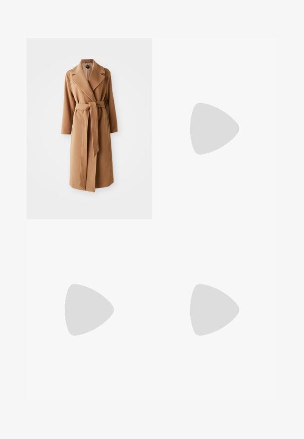 Langer, camelbrauner Wollmantel mit breiten Revers und passendem Stoffgürtel, der in der Taille gebunden ist, mit seitlichen Taschen und langen Ärmeln.; Weißes T-Shirt mit kurzen Ärmeln aus Baumwolle. Verfügt über einen Rundhalsausschnitt und ein kleines schwarzes Adidas-Logo auf der Brust. Gerader Saum.; Helle blaue weit geschnittene Jeans aus Denim. Merkmale sind eine hohe Taille, fünf Taschen und ein gerader Schnitt mit minimaler Ausbleichung.; Sportschuhe mit einem Obermaterial aus weißem Leder, grauer Wildleder-Zehenkappe und drei schwarzen Streifen. Sie verfügen über ein blaues Logo auf der Zunge und eine strukturierte Gummisohle.