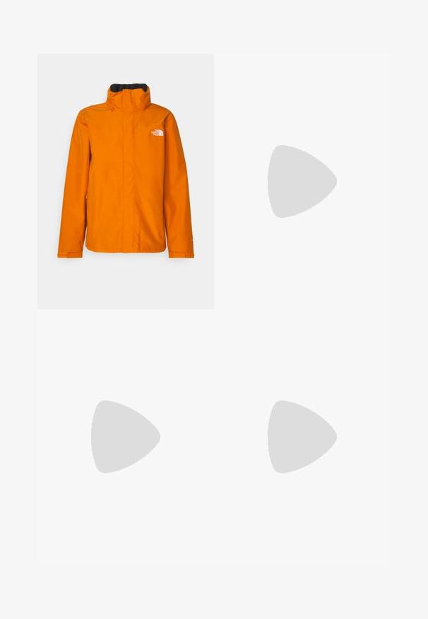 The North Face SANGRO JACKET - Vízálló dzseki - desert rust dark heather; Fekete rövidujjú pamut póló, kerek nyakkivágással, a bal felső mellkason egy kis fehér logóval.; Fekete sportnadrág, könnyű anyagból készült, húzózsinóros derékkal, oldalsó zsebekkel és szűkített szárakkal a bokáknál.; Fekete terepfutó cipő, textúrált felső résszel, gumitalppal és megerősített lábujjrészével. Párnázott bokarésszel és húzófüllel rendelkezik a könnyű felhúzáshoz.