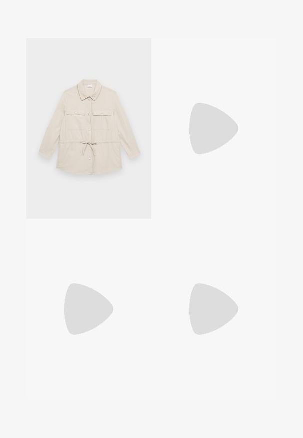 Svetlo béžová bundová s button-up zapínaním, dlhými rukávmi, dvoma náprsními vreckami a nastaviteľným pásom na sťahovanie. Hladká textúra látky, klasický golier.; Námorníckomodrá bavlnená tričko s okrúhlym výstrihom, krátkymi rukávmi a voľným strihom. Hladká textúra a minimalistický dizajn, žiadne viditeľné vzory.; Čierne džínsy z denimovej látky so rovnými nohavicami, vysokým pásom, piatimi vreckami a zapínaním na gombík. Materiál má jemnú textúru, bez viditeľných vzorov.; Námornícky modré zamatové členkové botas s elastickým bočným panelom, okrúhlou špičkou a blokovým opätkom. Textúrovaná látka a hladká podrážka vytvárajú kontrast.