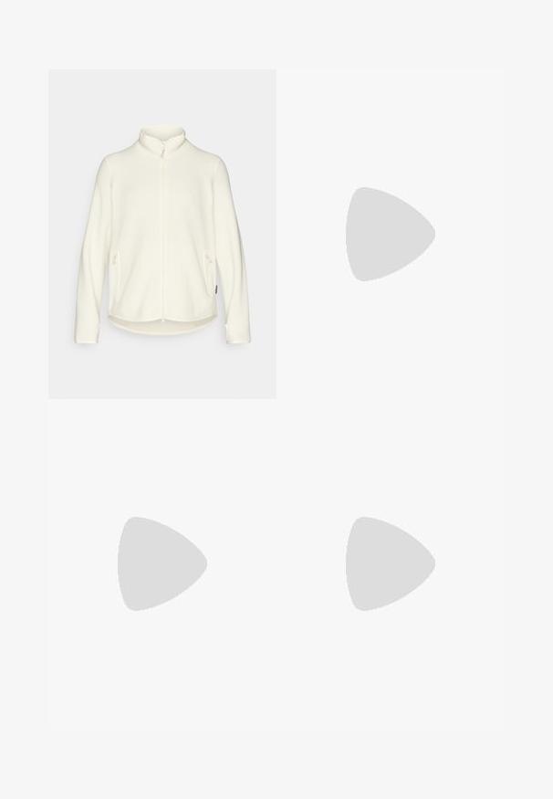 Biely fleece zakrývajúci s vysokým golierom, predným zipsom a bočnými vreckami. Mäkko textúra s mierne dlhším zadným lemom, ležérny dizajn.; Čierne tričko s dlhým rukávom vyrobené z bavlny s okrúhlym výstrihom. Obsahuje malé biele logo na ľavej strane hrudníka. Jednoduchý dizajn a strih.; Čierne nylonové cargo nohavice s odnímateľnými nohavicami, nastaviteľnými manžetami, viacerými vreckami a logom na pravej nohe. Hladká, ľahká textúra.; Beige a krémová športová obuv s textúrovaným sieťovým zvrškom, podporujúcimi prekrytiami a gumovou podrážkou s dezénom pre trakciu.