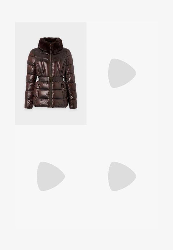 MICHAEL Michael Kors PACKABLE JACKET  - Veste d'hiver - chocolate; T-shirt en coton noir à manches courtes, col rond, avec un petit logo blanc en bas à gauche. Coupe classique, ample, avec un minimum de détails.; Pantalons noirs ajustés à taille haute, dotés de plis à l'avant, d'une coupe droite et d'un ourlet à revers. Fabriqués en tissu lisse.; Sandale à talons noirs avec des straps croisés et une boucle ajustable. Elle présente une texture lisse et un talon aiguille effilé.