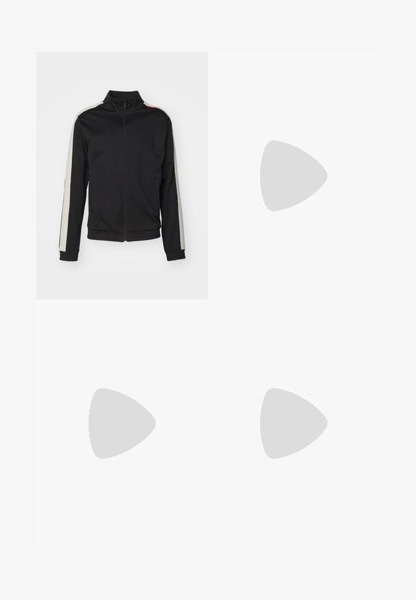 Sort zip-up jakke med høj krave, der har hvide sidestiber og et struktureret mønster. Inkluderer to frontlommer og ribbede manchetter.; Hvid ærmeløs sportsskjorte lavet af letvægtsmateriale. Har rund halsudskæring og et lille sort Nike-logo øverst til venstre.; Sorte Nike joggers med elastisk talje, tapered ben og en diskret logo-accent. Fremstillet af glat stof med et enkelt design.; Hvide træningssko med en mesh-overdel og struktureret detaljering, med et sort swoosh-logo på siden og en polstret hvid sål.