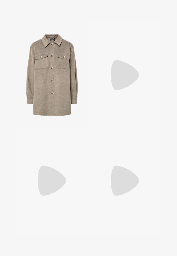 Vaaleanruskea fleecepaidasta valmistettu takki, jossa on napillinen etuosa, kaksi rintataskua ja klassinen kaulus. Pehmeä rakenne, pitkät hihat ja suora helma.; Musta, ribbineulottu pitkähihainen neule, jossa on pyöreä pääntie ja istuva siluetti; neuleen pinta on sileä ja yhtenäinen.; Korkeavyötäröiset tummansiniset leveälahkeiset farkut, joissa on narunauhakuja, viisi taskua ja kontrastiväriset ompeluseikat.; Kahdenruskeat mokkanahkaiset nilkkurit, joissa on pehmeä pinta, kirjailtua yksityiskohtaa ja kumipohja. Kengissä on myös kätevä lenkki kantapäässä, joka helpottaa pukemista.