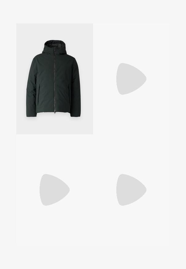 Ciemnozielona, puchowa kurtka z kapturem, z zamkiem błyskawicznym z przodu, dwoma bocznymi kieszeniami i gładką fakturą. Charakteryzuje się minimalistycznym designem.; Biała koszulka bawełniana z okrągłym dekoltem, krótkimi rękawami i małym haftowanym logo przedstawiającym góry oraz tekst po lewej stronie klatki piersiowej.; Jasnobeżowe spodnie dresowe wykonane z bawełny, z elastycznym pasem, ściągaczami na nogawkach oraz zielonym logo z motywem liścia na lewym udzie.; Białe skórzane sneakersy z okrągłym noskiem, sznurowanym przodem i czarnym akcentem na pięcie. Posiadają małe wyszywane logo krokodyla po boku.
