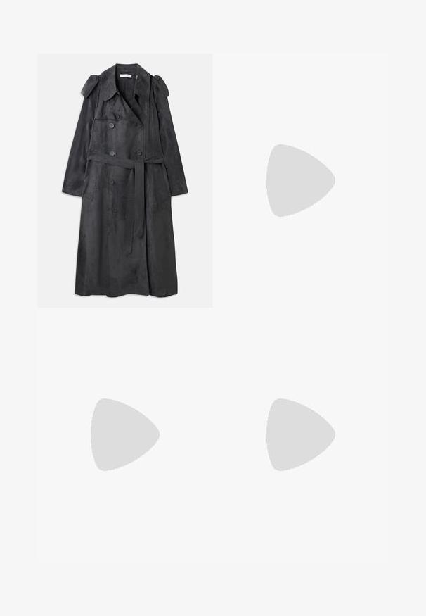 Lang, donkergrijze trenchcoat gemaakt van zacht suede-achtig materiaal met dubbelzijdige knopen, schouderepauletten en een bijpassende taille riem.; Zwarte blouse met een opstaande kraag, lange doorschijnende mouwen, strikdetail bij de hals, gemaakt van gladde satijnen stof, sluiting met knopen aan de voorkant.; Wijde broek in donkergrijs, met een gladde textuur, plooien en een riem met een zilveren gesp op de hoge taille.; Zwarte gepatineerde leren hoge hak muiltjes met een spitse neus en een slanke silhouet, met een open achterkant en een slanke stilettohak.; Marineblauwe leren clutch met een krokodillenstructuur, zilveren kettingriem en metalen sluiting. Rectangulaire vorm met een omgevouwen ontwerp.