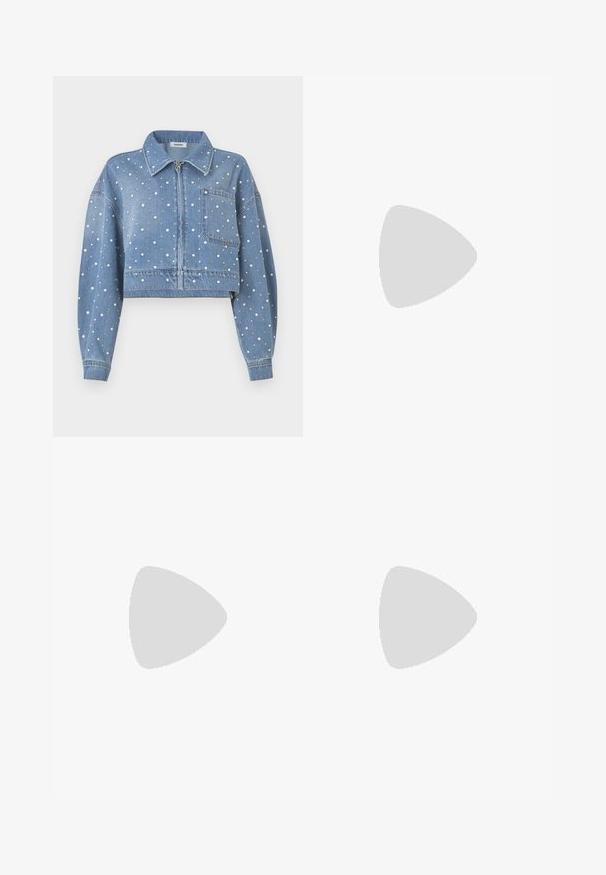 Lyhyt denim-takki vaaleansinisellä sävyllä, joka on koristeltu hopeisilla ja valkoisilla pilkkuvarustuksilla, etu-vetoketjulla, terävällä kauluksella ja rintataskulla.; Navy cropped cardigan dengan dua kantong depan, kancing emas, dan kerah berkelah light blue. Terbuat dari bahan tekstur ribbed.; Harmaa neulottu lyhythihainen kardigan, jossa on kaapelikuvio, denimikaulus ja viisi kultanappia edessä.; Mustat minihameet, joissa on istuva yläosa ja kolme kerrosta rypytettyä kangasta alareunassa, sileä pinta ja siistit linjat.; Mustat korkokengät avonaisilla varpailla, ohuilla remmeillä, teksturoidulla pinnalla ja tyylikkäällä, teräväkärkisellä korolla. Sisältää sileän sisäpohjan ja kiiltävän pinnan.