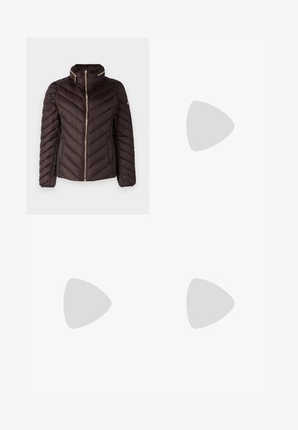 MICHAEL Michael Kors SHORT PACKABLE  - Dunjakke - chocolate; Ribbede turtleneck topp i varm brun. Har lange ermer, en tettsittende design og en liten glidelås bak. Jevn tekstur.; Lys blå denimjeans med rette ben, subtil fading og medium høyde på livet. Har fem lommer og beltehemper.; Svart skinnballettflatt med rund tå, glatt tekstur, minimal sømdetalj, og et fleksibelt såledesign.