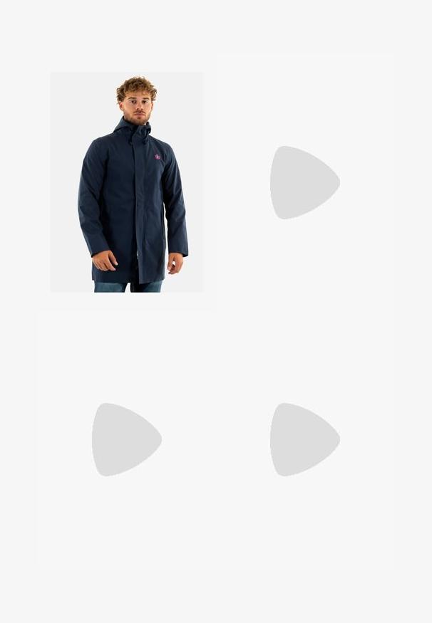 Cappotto blu navy impermeabile con cappuccio, chiusura frontale con zip, tasche laterali e dettaglio del logo circolare sul petto.; T-shirt a maniche lunghe nera in cotone, con scollatura rotonda e un piccolo logo di coccodrillo ricamato in verde sul lato sinistro del petto.; Pantaloni blu navy realizzati in tessuto liscio, con un design a gamba dritta, passanti per cintura e chiusura con bottone e zip.; Sneaker Lacoste grigie scure in materiale mesh e sintetico, con suola testurizzata e dettagli marroni sul colletto e sul branding.