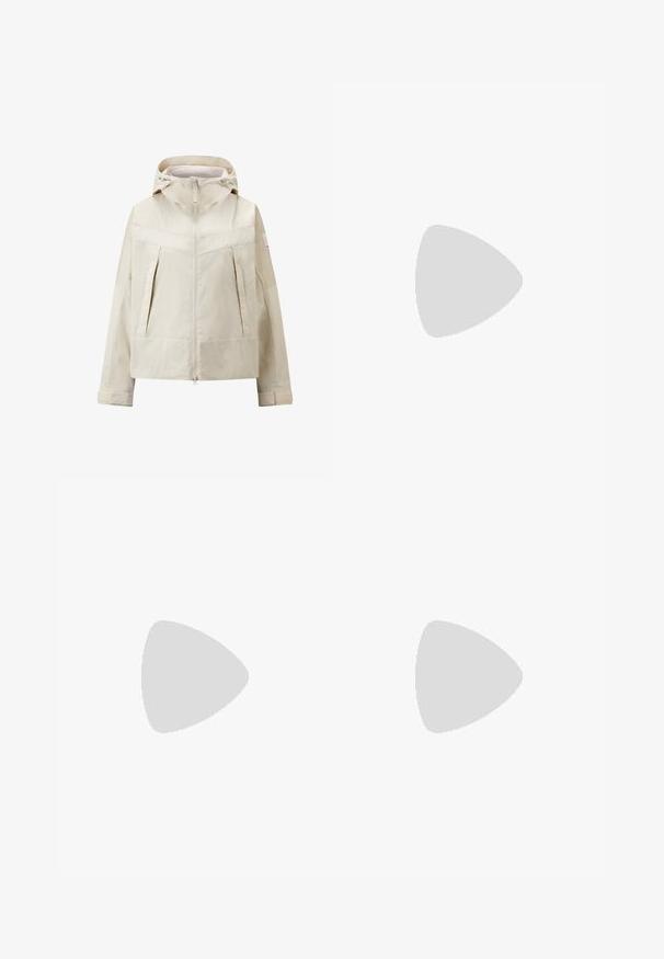 Lys beige letvægtsjakke med hætte, frontlynlås og to store sidelommer. Har vinkelformede sømme og en let mat tekstur.; Sort bomuld t-shirt med rund halsudskæring, korte ærmer og en rektangulær logo-patch på venstre side af brystet.; Sorte bukser med bred ben, lavet af denim og prydet med kontrastfarvet hvid syning samt en frontlukning med knap, og to skrå forlommer.; Sorte træningssko med mesh-overdel, teksturerede detaljer og synlige luftdæmpningspodere i sålen. Båret med blå denimjeans.
