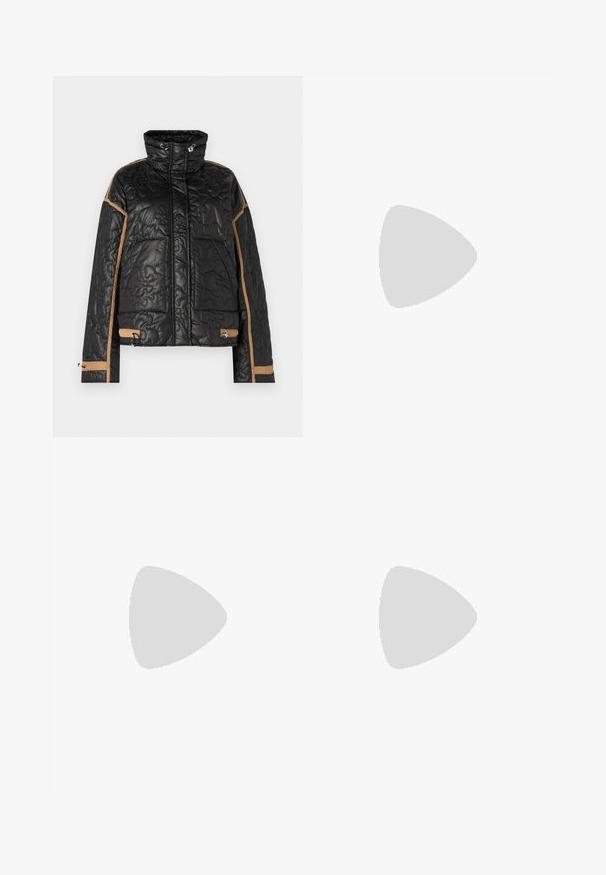 YAS YASKLINA JACKET - Ελαφρύ μπουφάν - black; Μαύρη κοντομάνικη μπλούζα με χαλαρή εφαρμογή, διαθέτει λείο υφή και στρογγυλή λαιμόκοψη. Ελαφρύ ύφασμα με ελαφριά γυαλάδα.; Μαύροι πλισέ παντελόνια με ελαστική μέση. Διαθέτουν φαρδιά πόδια και μαλακό, υφασμάτινο υλικό με κατακόρυφες ρίγες.; Μαύρες μποτές μέχρι τον αστράγαλο από λείο δέρμα, με πλευρικό φερμουάρ, χοντρό υφασμάτινο τακούνι και στρογγυλή μύτη.