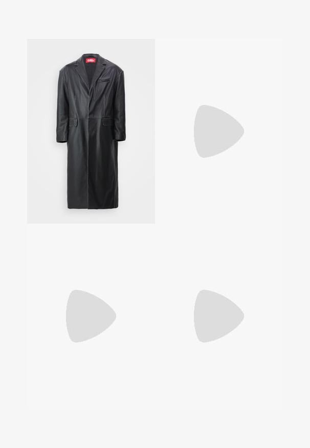 032c ORION COAT - Klasisks mētelis - black; Nike melns kokvilnas T-krekls ar klasisku piegriezumu, īsām piedurknēm un smalku, reljefu logotipu uz krūškurvja. Gluda tekstūra.; Melni šorti ar sašūtu jostu, viegls audums ar gludu tekstūru un vienkāršs dizains bez redzamiem logotipiem vai paraugiem.; Melni sporta apavi ar strukturētu audumu un gumijas zoli, ar elastīgām auklām un zilu akcentu uz papēža. Nēsāti ar gaišām džinsu biksēm.