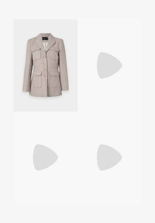 Csontszőttes mintájú, világos bézs színű zakó, testre szabott fazonnal, két mellzsebbel, gombos ellátással és ezüst színű gombokkal.; Fehér, rövid, bő ujjú, crop szabású póló, puha pamut anyagból, kerek nyakkivágással, finom narancssárga díszítéssel, minimalista dizájn, minta vagy grafika nélkül.; Fekete, testhezálló nadrág egyenes szárú kivitelben, sima textúrával és éles redőkkel az elején. Nincs látható fémalkatrész.; Fekete lakkbőr slingback pump, hegyes orral, kisméretű sarokkal és kivágott dizájnnal a vamp részen. Arany színű kiegészítő az oldalon.; Krém színű kézi táska texturált felülettel, ívelt formával, rövid fogantyúval és arany színű logó részlettel. Cipzáros záródás a tetején.