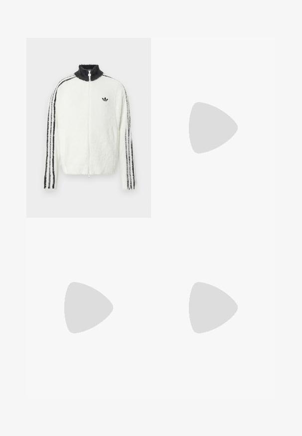 Fehér, szőrme anyagú cipzáros dzseki magas gallérral, fekete Adidas logóval és fekete csíkokkal az ujjak mentén. Puha tapintású és laza fazonú.; Piros német válogatott focimez fekete ujjakkal, sárga vállrész kiemelésekkel, Adidas logóval és a csapat címerével, amelyen négy csillag található a mellkason.; Világoskék farmernadrág egyenes szárú kivitelben, közepes derékkal, öt zsebbel, gombos és cipzáros záródással.; Adidas sportcipő, textúrált, világosszürke felsőrésszel és fekete bőr akcentusokkal. Fekete háromcsíkos logóval és párnázott talppal rendelkezik.