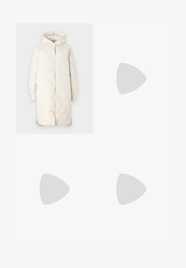 Quilted, knelangs frakk i lys krem med hette. Har diamantmønster, trykknapper og vide ermer for komfort.; Hvit T-skjorte med kort erm laget av myk bomull. Har rund hals og avslappet passform. Rent design uten synlige mønstre eller aksenter.; Hvite, skreddersydde bukser med rette ben, med knapplukking, beltehemper og sidelommer; glatt tekstur.; Svart lær pumps med spiss tå, ankelrem og kraftig hæl. Flat tekstur, strømlinjeformet design og minimalisme.