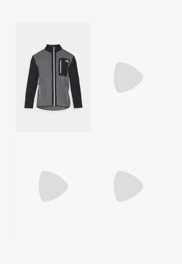 Fleece bunda v sivej a čiernej farbe, s vysokým golierom, zipsovými vreckami a náprsníkovým vreckom s logom. Mäkká, textúrovaná látka.; Čierne tričko s krátkym rukávom vyrobené z bavlny, s okrúhlym výstrihom a malým bielym logom na hornej ľavej strane hrude.; Čierne športové nohavice vyrobené z ľahkej tkaniny, s elastickým pásom na šnurovanie, bočnými vreckami a zúženými manžetami na členkoch.; Čierne trailové behacie topánky s štruktúrovaným zvrškom, gumovou podrážkou a vystuženou špičkou. Obsahuje polstrovaný golier a úchyt na jednoduché obúvanie.