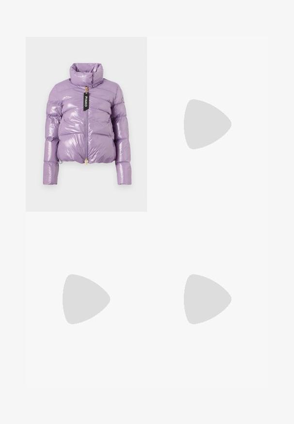 Lilla pufferjakke med en blank finish, høj krave, fuld lynlås og mærke. Har et cropped design og quiltet tekstur.; Hvid t-shirt med korte ærmer og navy horisontale striber, med broderet "Tommy Hilfiger" logo på brystet. Klassisk crew neck design.; Plisseret hvid nederdel med en sort elastisk talje, der har "LACOSTE"-logoet. Mellemlang design med blød tekstur.; Hvide lædersneakers med en tyk hvid sål, sort ruskindhælvægt og prægede logoer på siden. Snørebåndsdesign med seks øjer.