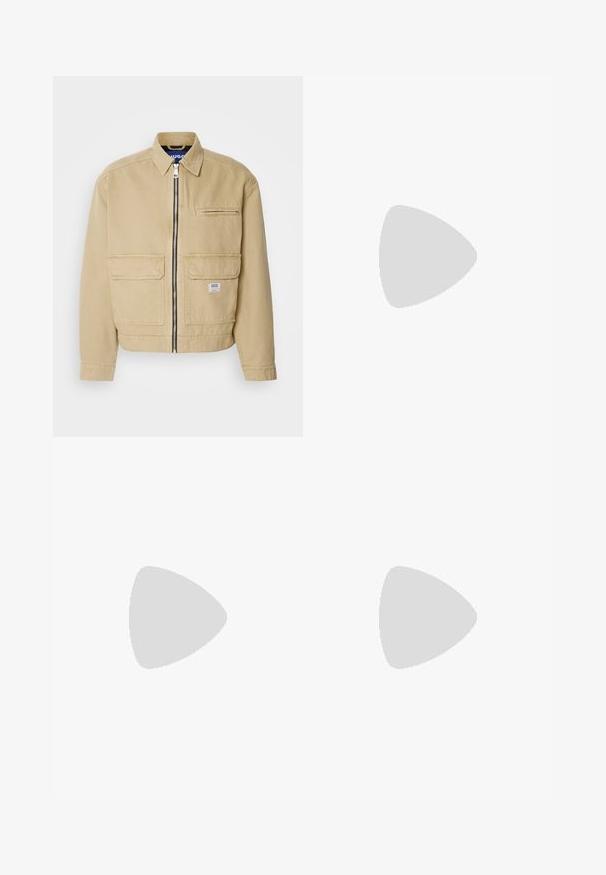 Jachetă din bumbac bej, cu fermoar frontal, guler în picioare și două buzunare mari aplicate. Include un buzunar mic cu fermoar pe piept și etichetă cu logo.; Tricou alb din bumbac, cu mâneci scurte, guler rotund și un mic logo gri în zona stângă a pieptului. Textură netedă.; Pantaloni negri dintr-un material ușor, texturat, cu croială drept pentru picioare, talie elastică și buzunare laterale cu fermoar.; Sneakers negre din suede cu o talpă din cauciuc albă, prezentând cusături tonale și un design cu șireturi. Textură netedă cu o formă modernă și aerodinamică.