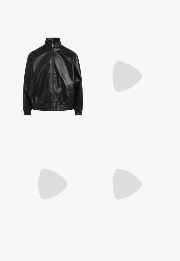 Redefined Rebel JACKET OVERSIZED FIT - Casaco de pele sintética - black; T-shirt de algodão em cor creme com mangas curtas, apresentando um decote redondo realçado por listras em azul-marinho e branco. Textura suave, corte descontraído.; Calças de ganga pretas com corte reto, design clássico de cinco bolsos e fecho de botão na cintura. Textura suave e tecido durável.; Tênis bege com frente em camurça texturizada, lados em couro liso e sola em borracha marrom. Inclui cadarços e detalhes de costura clara.
