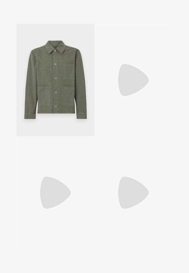 Olivgrön jacka i bomull med en spetsig krage, knappstängning och två framfickor. Slät textur, avslappnad design.; Blå bomullströja med klassisk rund halsringning, korta ärmar, avslappnad passform och två små tryckta logotyper på bröstet. Slät textur.; Svarta byxor gjorda av tyg med en slät textur. Har en knäppning med knapp, bälteshällor och sidofickor. Standard rakt ben-design.; Svarta läder slip-on loafers med en texturerad yta och en kontrasterande beige gummisula. Har en subtil accent längs fram.