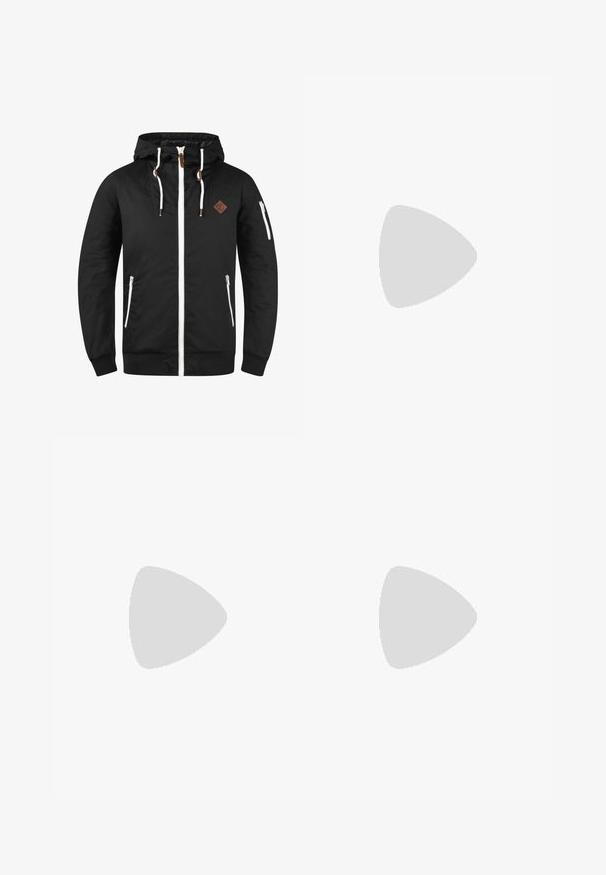 Černá lehká bunda se zipem vpředu, nastavitelnou kapucí, bílými akcenty, bočními kapsami a hnědou koženou nášivkou.; Černé tričko vyrobené z bavlny s krátkým rukávem. Na přední straně se nachází zelené logo "ROOTS", kulatý výstřih a standardní střih.; Černé cargo kalhoty vyrobené z odolné tkaniny, s mnoha kapsami, knoflíkovým zapínáním a slim fit střihem se zúženými nohavicemi.; Kožené tenisky s černobílou barevnou kombinací, které mají perforované detaily, polstrovaný límec a texturovanou podrážku.