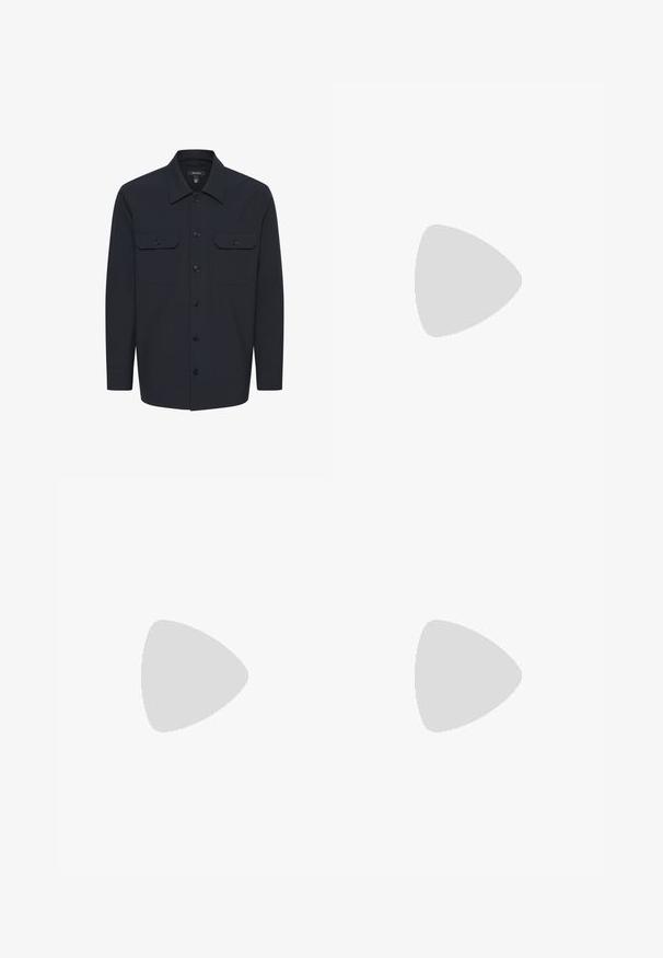 Camicia blu navy con bottoni, caratterizzata da un colletto a punta, due tasche frontali con pattina e maniche lunghe con polsini a bottone. Tessuto a trama liscia.; T-shirt nera in cotone con maniche corte, scollo a girocollo e una grafica circolare "NEW YORK" in bianco sul lato sinistro della parte anteriore.; Bershka BAGGY - Jeans baggy - black; Scarpe atletiche bianche con tomaia in maglia testurizzata, lacci piatti e una suola ammortizzata con camere d'aria visibili per un supporto aggiuntivo.