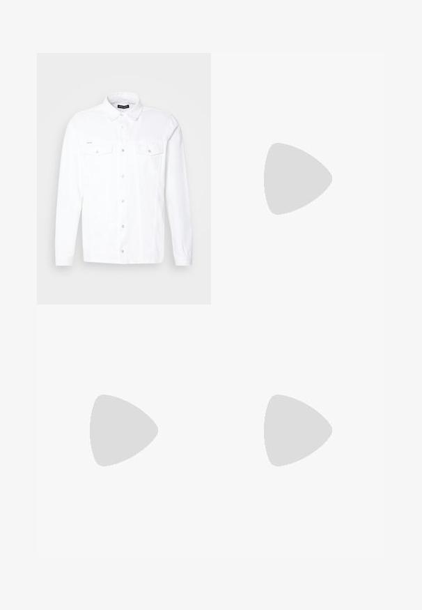 Fehér, hosszú ujjú ing, gombos elülső résszel, gallérral, két mellzsebbel és ezüst fém gombokkal. Texturált anyagból készült.; Fehér pamut póló, amelyen egy merész fekete "ANTONY MORATO" logó található zöld festékpöttyökkel, kerek nyakkivágással és rövid ujjal.; Világosszürke farmernadrág egyenes szabással, öt zsebes stílusban, gombos záródással. Látható varrások az illesztéseknél.; Fekete bőr loafer cipők kerek orral, varrott mintázattal, alacsony platformtalpú és texturált, barázdált gumitalppal.; Barna bőr utazótáska, két elülső zsebbe, állítható vállpánttal, arany színű részletekkel és masszív felső fogantyúkkal. Sima felület.