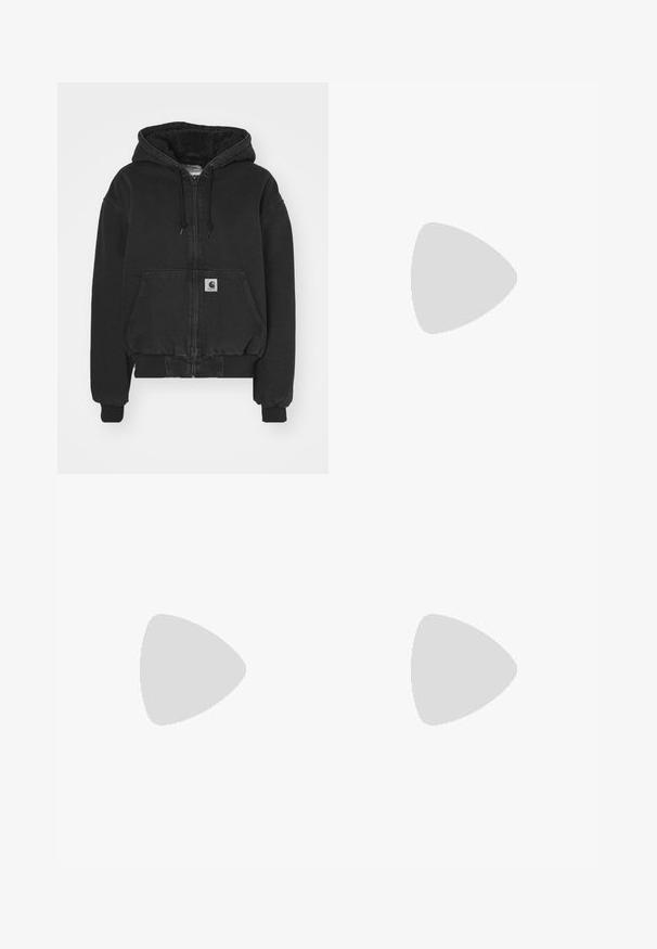 Carhartt WIP ACTIVE JACKET - Bomber bunda - black stone washed; Černé bavlněné tričko s krátkými rukávy a kulatým výstřihem, na hrudi má bílé logo Adidas. Jednoduchý design, uvolněný střih.; Černé široké tepláky vyrobené z měkké tkaniny, s elastickým pasem a malým logem na levé straně.; Černé kožené sneakers s bílými pruhy, gumovou špičkou, černými tkaničkami a krémovou podešví. Hladký povrch s lesklým finišem.