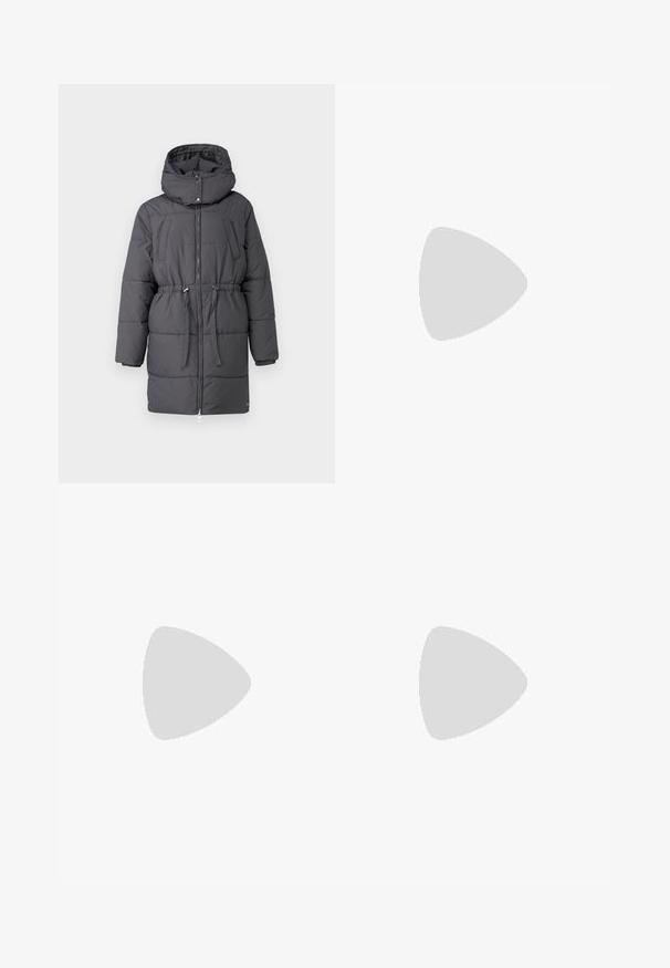 Σκούρο γκρι φουσκωτό παλτό με κουκούλα, που διαθέτει φερμουάρ, κορδόνι στη μέση και δύο μπροστινές τσέπες. Λείος υφασμάτινος σχεδιασμός με ραφές.; Μαύρο πουλόβερ με ψηλό λαιμό και μακριά μαν sleeves, κατασκευασμένο από ριγέ ύ�φασμα, διαθέτει εφαρμοστή γραμμή χωρίς σχέδια ή διακοσμητικά στοιχεία.; Μαύροι πλισέ παντελόνια με ελαστική μέση. Διαθέτουν φαρδιά πόδια και μαλακό, υφασμάτινο υλικό με κατακόρυφες ρίγες.; Μαύρες ankle μποτές από λείο δέρμα με ελαστικές πάνελ, παχύ πλατφόρμα και μεταλλική μύτη.