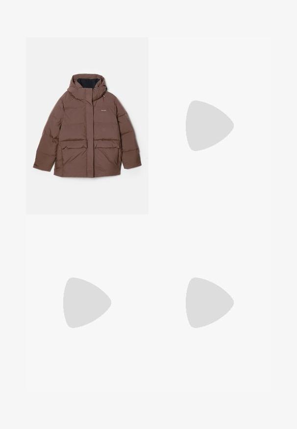 Holzweiler BESSEGGEN JACKET - Jakna ispunjena paperjem - dark brown; Crna kratka majica s okruglim izrezom i kratkim rukavima s bijelim oznakom unutar ovratnika na kojoj piše "D.R.C. EST. 2002" na bijeloj pozadini.; Hlače širokih nogavica u svijetlo smeđoj boji, napravljene od teksturiranog materijala. Sadrže prednje nabore i prilagodljiv struk. Jednostavan dizajn bez vidljivih metalnih dijelova.; Crne kožne baletanke s šiljastim prstima i bočnom trakicom koja ima okrugli zlatni detalj. Laganog su dizajna s ravnim uloškom.