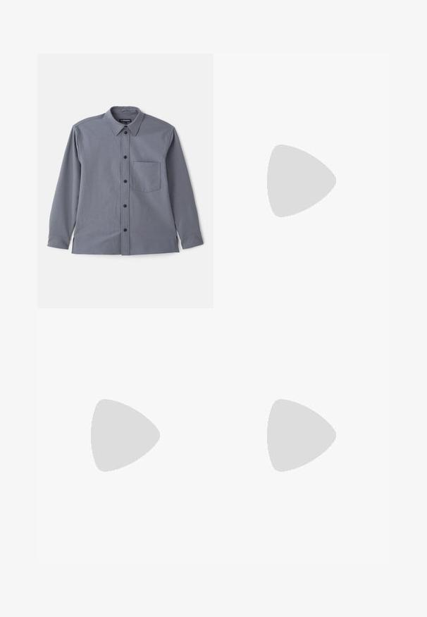 Grijze overhemd met lange mouwen, een kent-kraag, borstzak en zwarte knopen. Gemaakt van een gladde stof met een subtiele textuur.; Witte katoenen T-shirt, ronde hals, korte mouwen, losse pasvorm, gladde textuur, geen zichtbare patronen of accenten.; Wijd-uitlopende broeken van donkergrijze stof. Kenmerken zijn plooien bij de taille, een tailor-made ontwerp en een rechte silhouet.; Bruine leren slidesandalen met een breed bandontwerp, open teenstijl en een platte zwarte zool. Beschikken over een gladde textuur en minimale details.