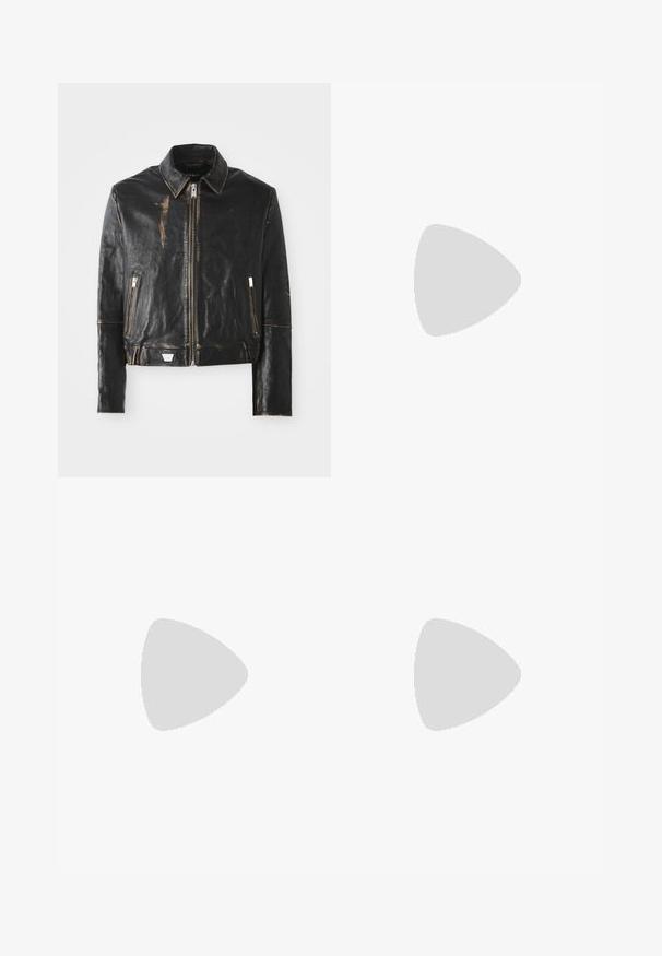 Giacca in pelle nera con colletto classico, chiusura frontale con zip, due tasche con zip e finitura invecchiata che mette in evidenza la texture e il design.; T-shirt bianco in cotone con maniche corte. La parte anteriore presenta testo nero: "NON DOMANI NON OGGI" e "L'ARTE DEL MUOVERE LA POLVERE" in corsivo verde.; Pantaloni in cotone neri con una vestibilità rilassata, dotati di una vita classica, pieghe frontali e tasche laterali. Tessuto liscio senza fantasie.; Sneakers neri con una tomaia testurizzata, dotati di lacci, accenti in mesh per la traspirabilità, colletto imbottito e suola robusta.