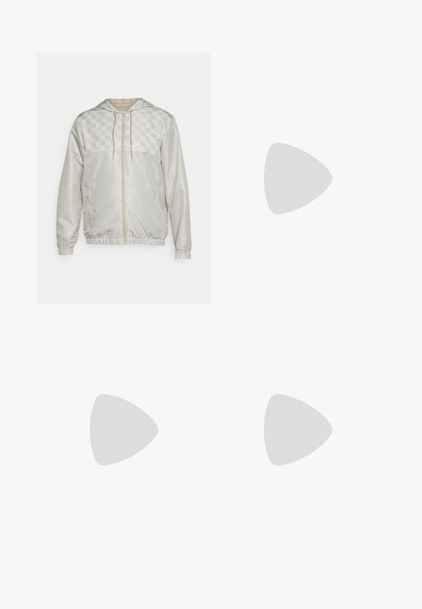 Chaqueta cortavientos de color beige claro con una sección superior estampada, cierre completo, capucha ajustable y puños y dobladillo elásticos. Textura suave en toda la prenda.; Camiseta de algodón negra con cuello redondo, mangas cortas y un pequeño logo de cocodrilo verde en el lado izquierdo del pecho. Textura suave, diseño casual.; Pantalones de chándal blancos con cintura elástica, que cuentan con franjas laterales negras y puños. Hechos de un tejido suave con una textura lisa.; Zapatilla deportiva negra con una parte superior texturizada, tres franjas horizontales y una suela blanca con un dibujo en su superficie. Diseño ligero y aerodinámico.